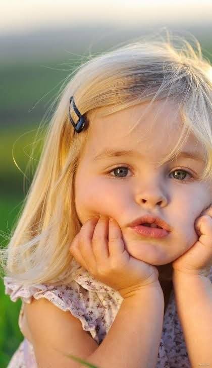 چرا موهای روشن کودکان، با افزایش سن تیره می شود؟
